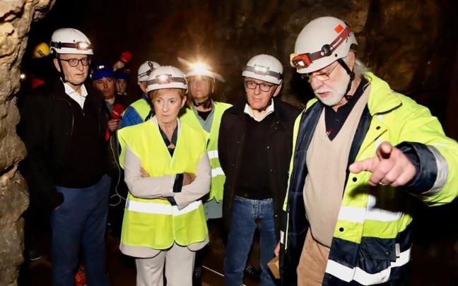 Las autoridades, durante la visita este jueves