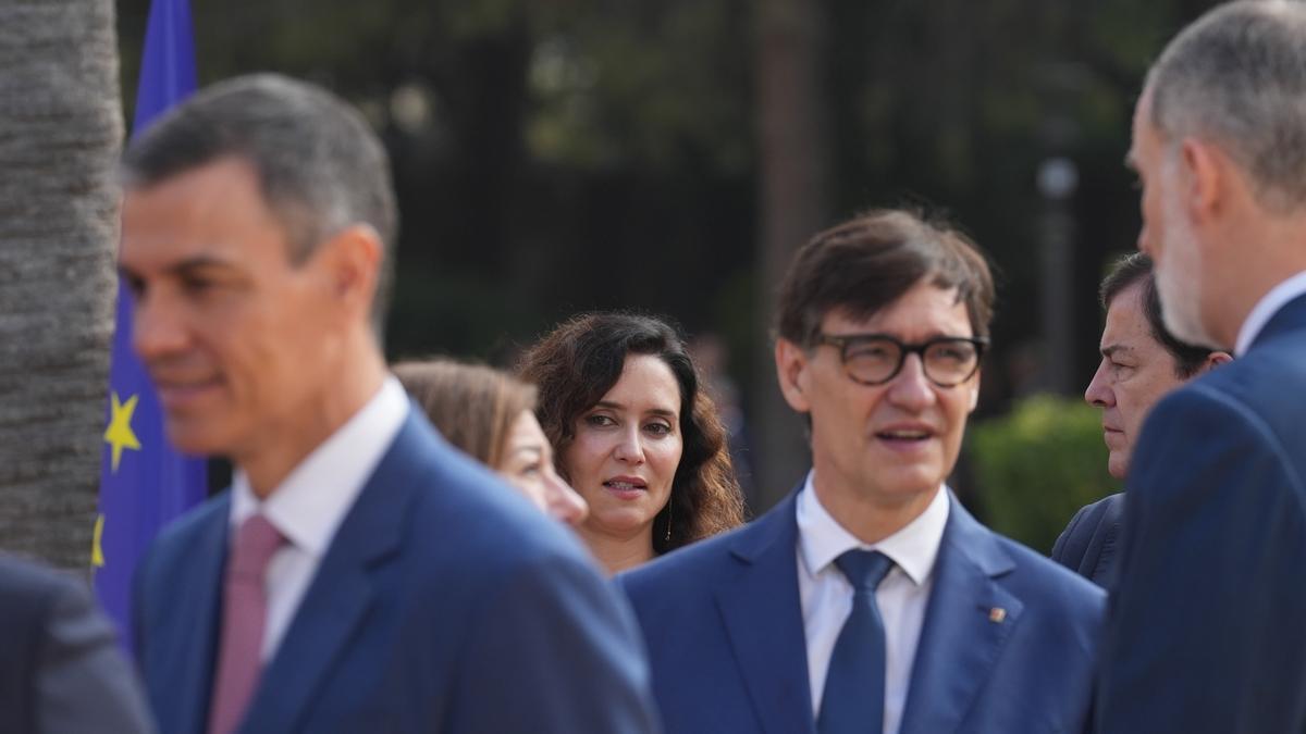 Salvador Illa, detrás de Pedro Sánchez, y con Isabel Díaz Ayuso al fondo, durante la Conferencia de Presidentes del pasado junio.