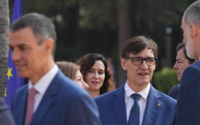 Salvador Illa, detrás de Pedro Sánchez, y con Isabel Díaz Ayuso al fondo, durante la Conferencia de Presidentes del pasado junio.