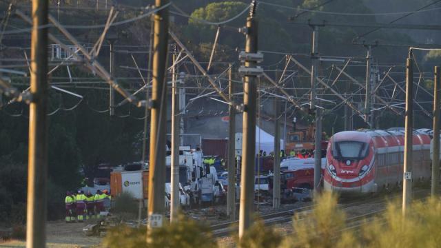 Zona del accidente ferroviario con los convoyes de trenes siniestrados donde continúan los trabajos de recuperación de los mismos