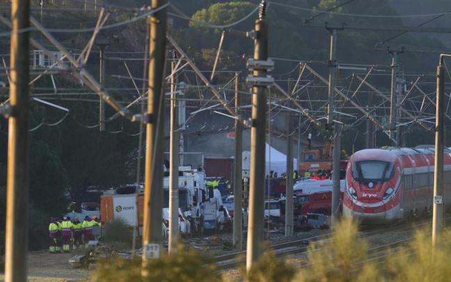Zona del accidente ferroviario con los convoyes de trenes siniestrados donde continúan los trabajos de recuperación de los mismos