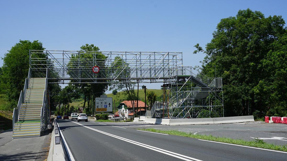 Pasarela que cruza la GI-636