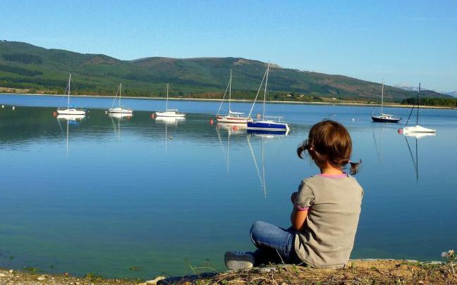 Una niña disfrutando de las vistas del pantano en Gorbeialdea