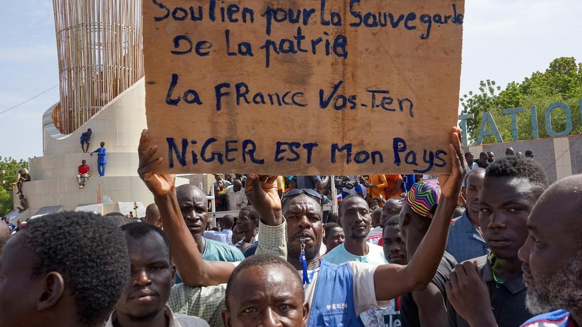 Un manifestante nigerino con una pancarta contra Francia.