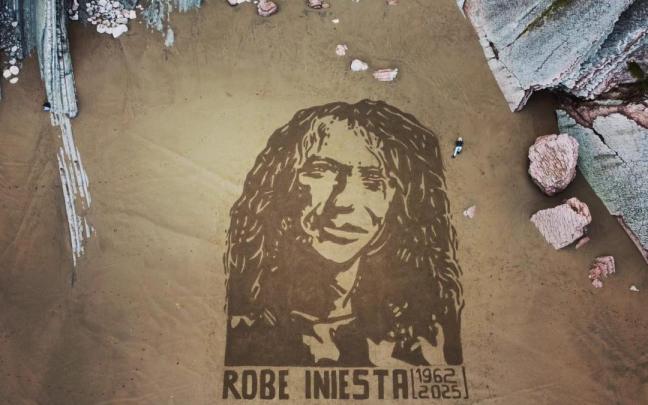 El dibujo de Robe en la playa de Itzurun, creado por Isar Lur.