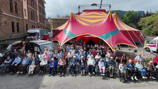 Personas mayores de la residencia San Martín en su visita a Gure Zirkua.
