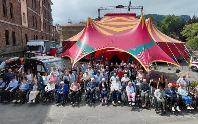 Personas mayores de la residencia San Martín en su visita a Gure Zirkua.