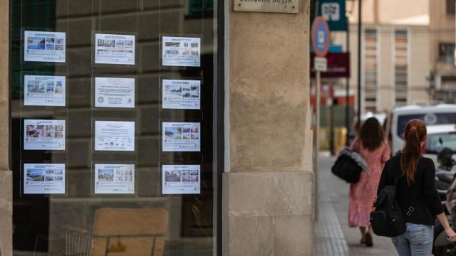 Anuncios de viviendas en venta en una inmobiliaria / EP Anuncios de viviendas en venta en una inmobiliaria