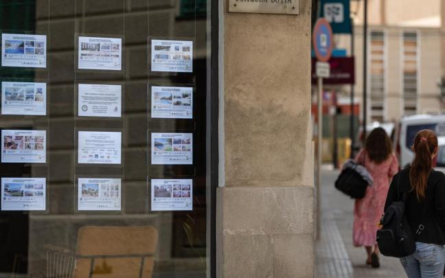 Anuncios de viviendas en venta en una inmobiliaria / EP Anuncios de viviendas en venta en una inmobiliaria