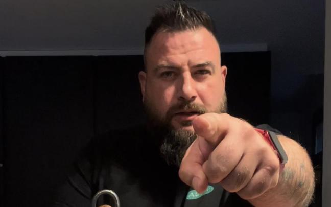 Bosco Castro, golpea el puño en la mesa y arranca con sus instrucciones culinarias mirando fijamente a la cámara.