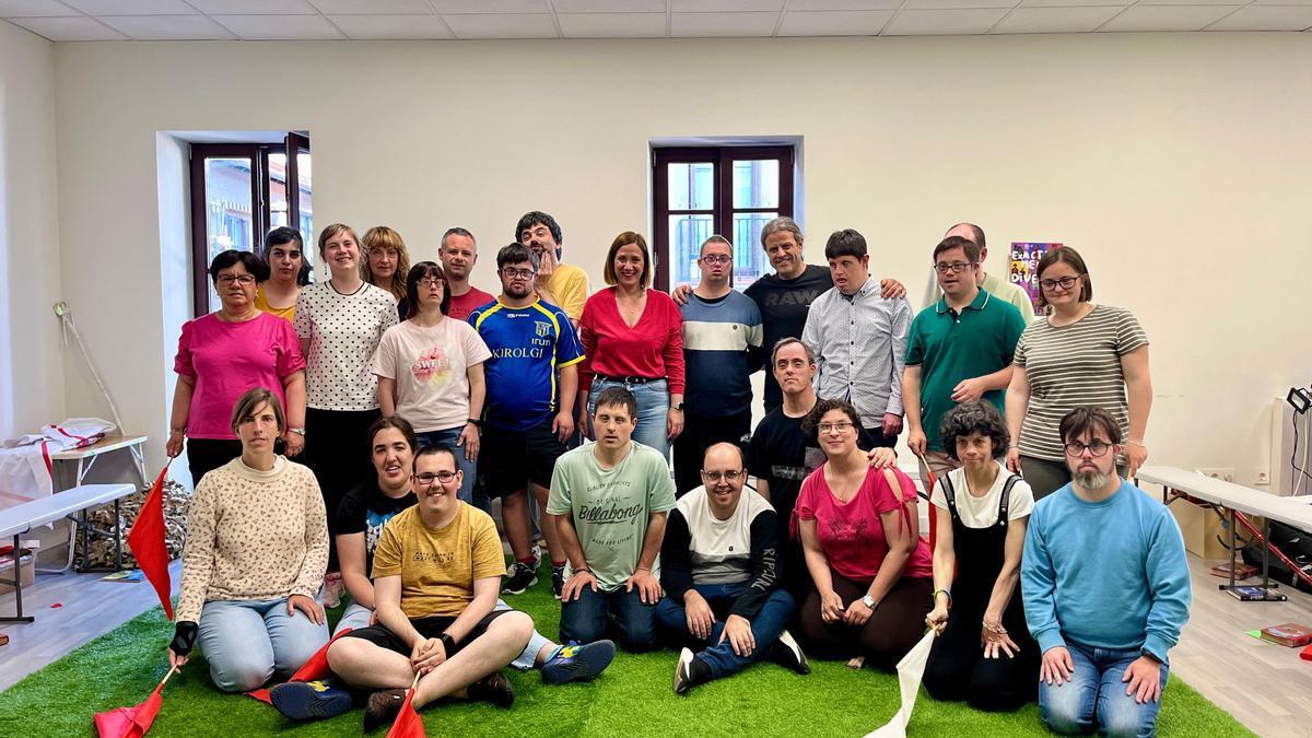 Los actores y actrices y responsables del grupo de teatro Ezezagunok junto a la alcaldesa de Irun, Cristina Laborda.