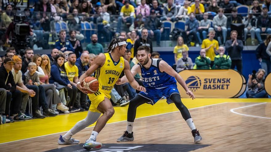 Kristian Kullamae defiende a Pantzar, que también jugará en el Bilbao Basket