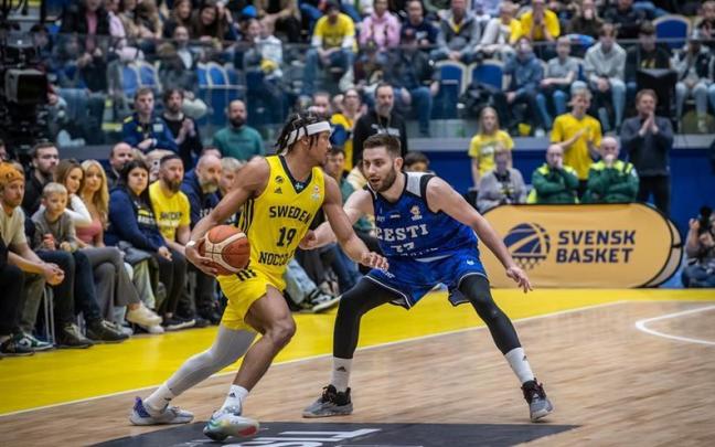 Kristian Kullamae defiende a Pantzar, que también jugará en el Bilbao Basket