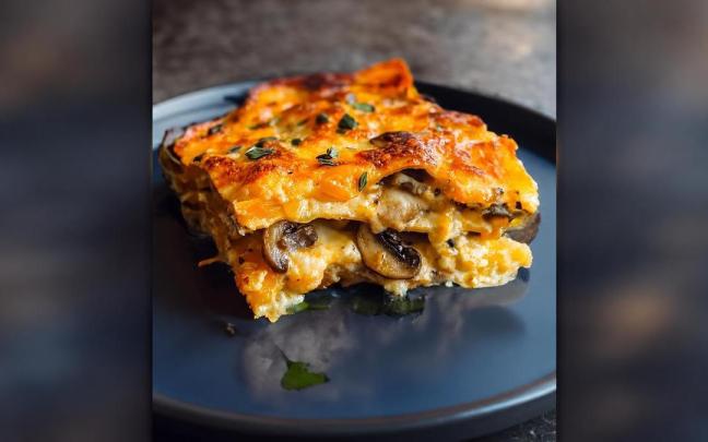 Lasaña de calabaza y setas con queso gratinado.