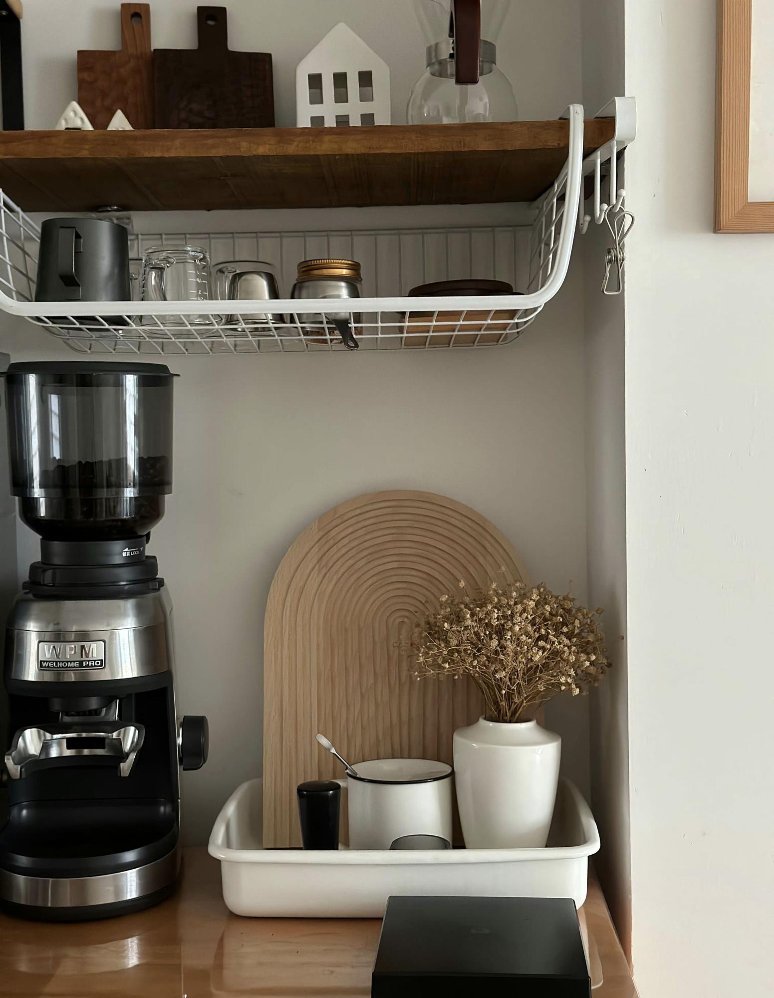 Cafetera en casa con estantes y baldas para tener todo lo necesario para preparar el café siempre a mano.