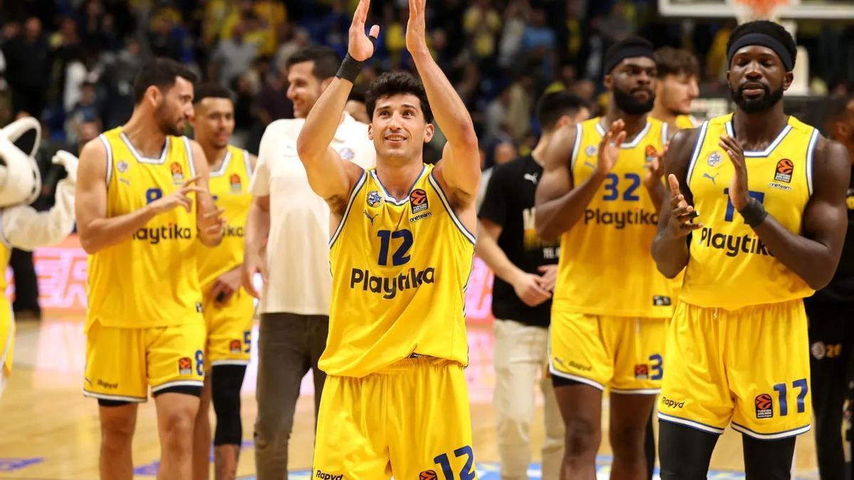 Dibartolomeo agradece el apoyo de sus aficionados durante un partido de la presente Euroliga en cancha del Maccabi