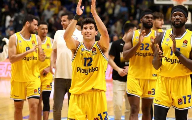 Dibartolomeo agradece el apoyo de sus aficionados durante un partido de la presente Euroliga en cancha del Maccabi