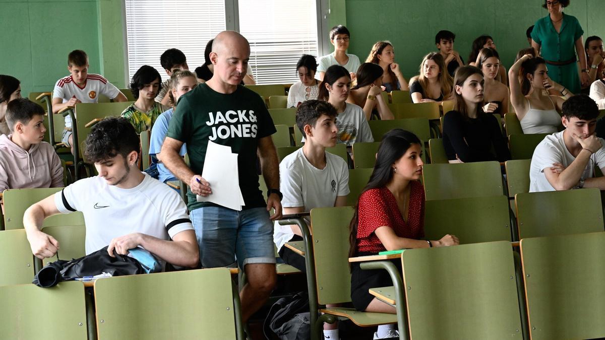 Un grupo de alumnos en los exámenes de la EBAU de junio de 2023