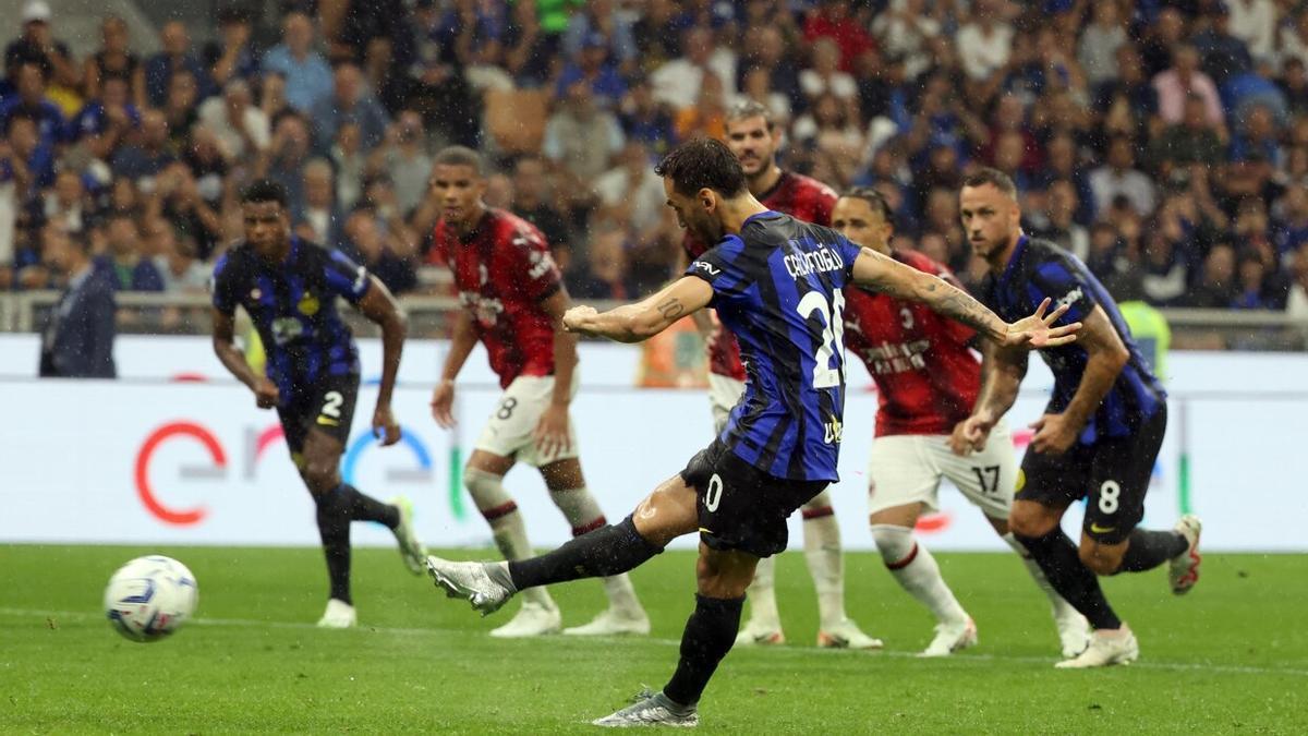 Calhanoglu de penalti transforma el momentáneo 4-1 para el Inter, este sábado en Milán. / MATTEO BAZZI