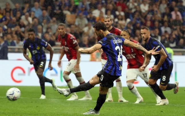 Calhanoglu de penalti transforma el momentáneo 4-1 para el Inter, este sábado en Milán. / MATTEO BAZZI
