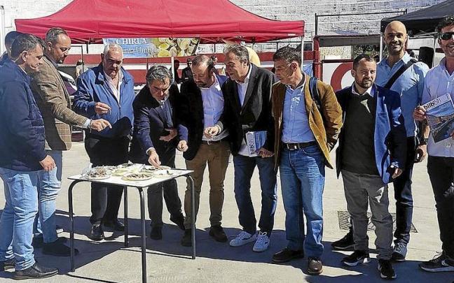 Los puestos se han instalado hasta mañana en la plaza de toros. Los puestos se han instalado hasta mañana en la plaza de toros.