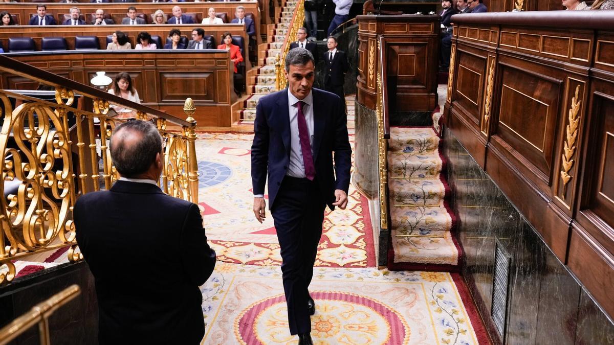 El presidente del Gobierno, Pedro Sánchez abandona el hemiciclo tras su intervención este miércoles en el pleno del Congreso.