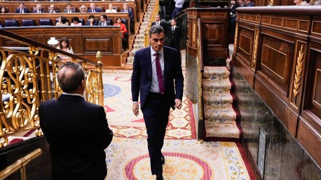 El presidente del Gobierno, Pedro Sánchez abandona el hemiciclo tras su intervención este miércoles en el pleno del Congreso.