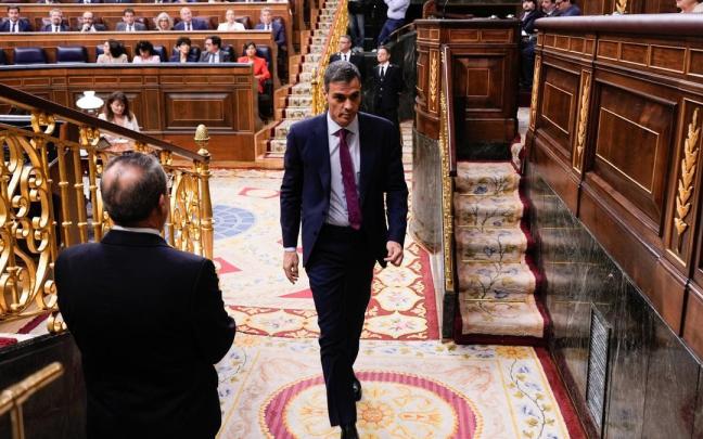 El presidente del Gobierno, Pedro Sánchez abandona el hemiciclo tras su intervención este miércoles en el pleno del Congreso.