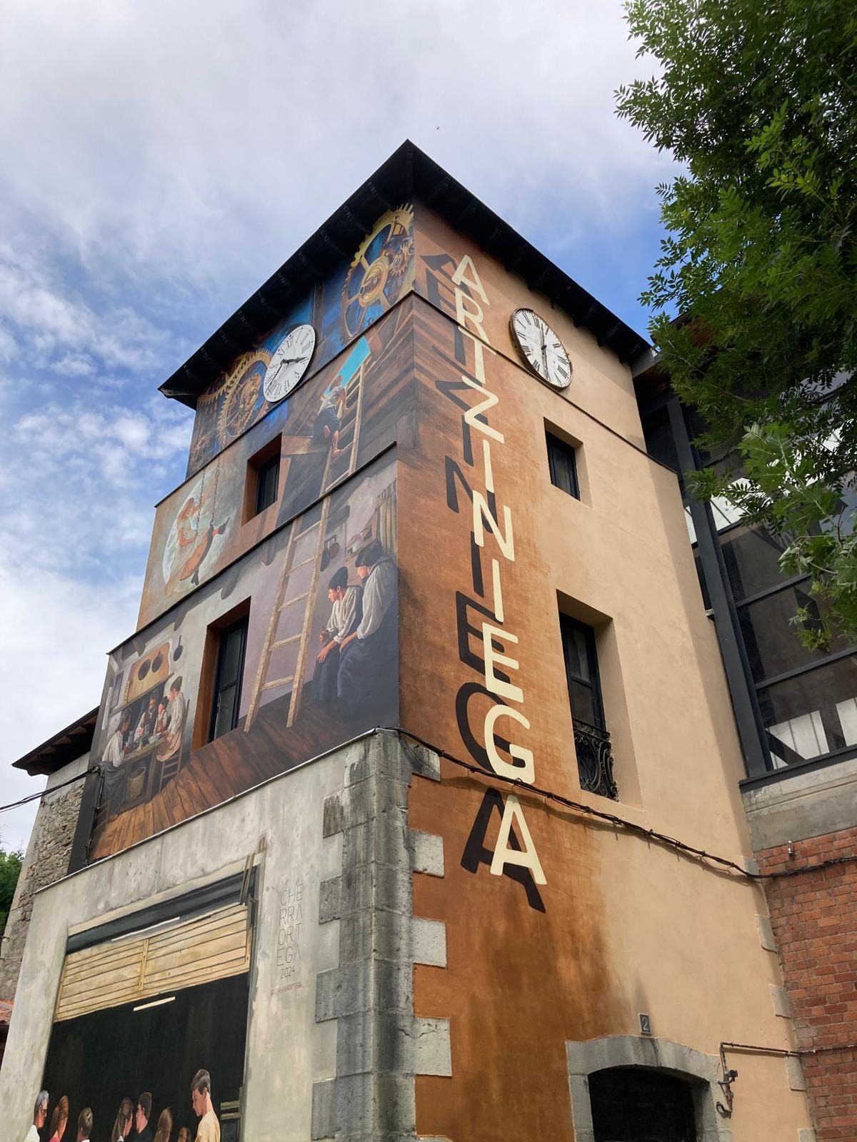 Mural de la torre del reloj de la plaza Garai de Artziniega, pintado en junio de 2024