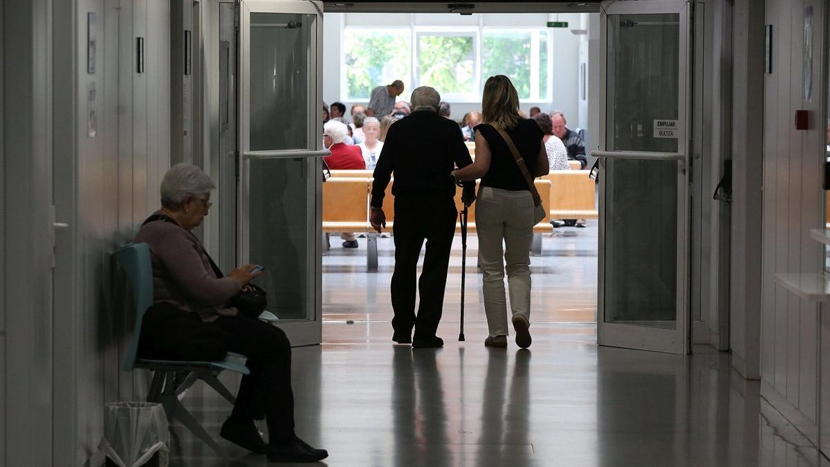 Un hospital en Nafarroa mantiene la visibilidad gracias a las luces emergencia.