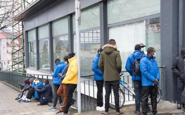 Migrantes atendidos por un dispositivo de Cruz Roja en Irun. Migrantes atendidos por un dispositivo de Cruz Roja en Irun.