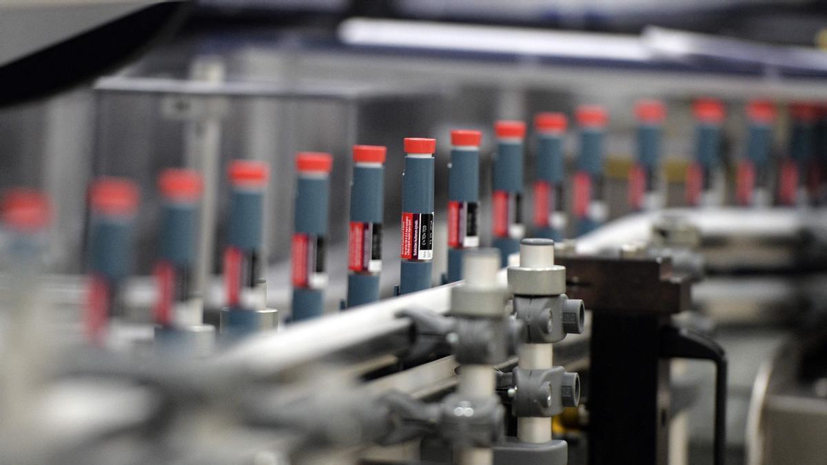 Viales de insulina en una fábrica de Eli Lilly en Francia.
