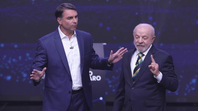 Flávio Bolsonaro y Luiz Inácio Lula da Silva en el primer debate de cara a la segunda vuelta electoral.