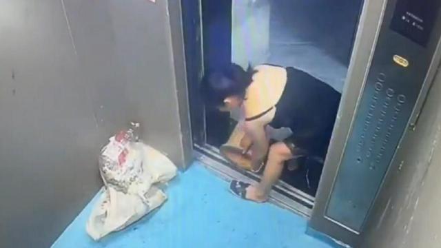 La mujer, desmotrando ser una basura para la convivencia.