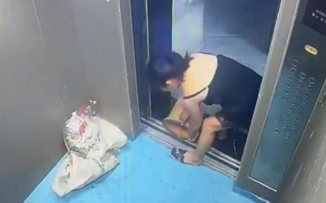 La mujer, desmotrando ser una basura para la convivencia.