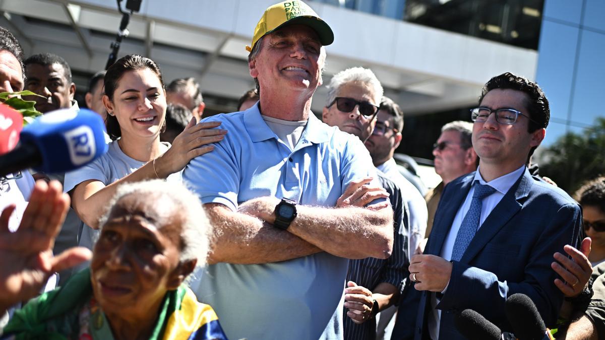 El expresidente de Brasil, Jair Bolsonaro, saluda a sus simpatizantes.