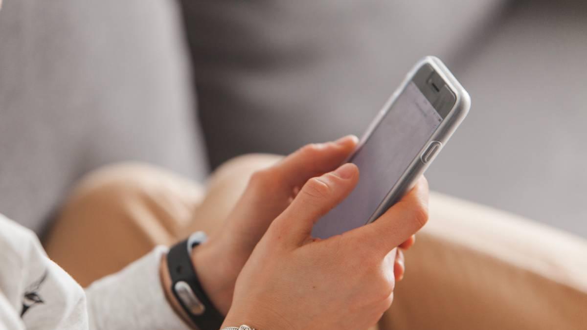 Mujer escribiendo en su teléfono móvil