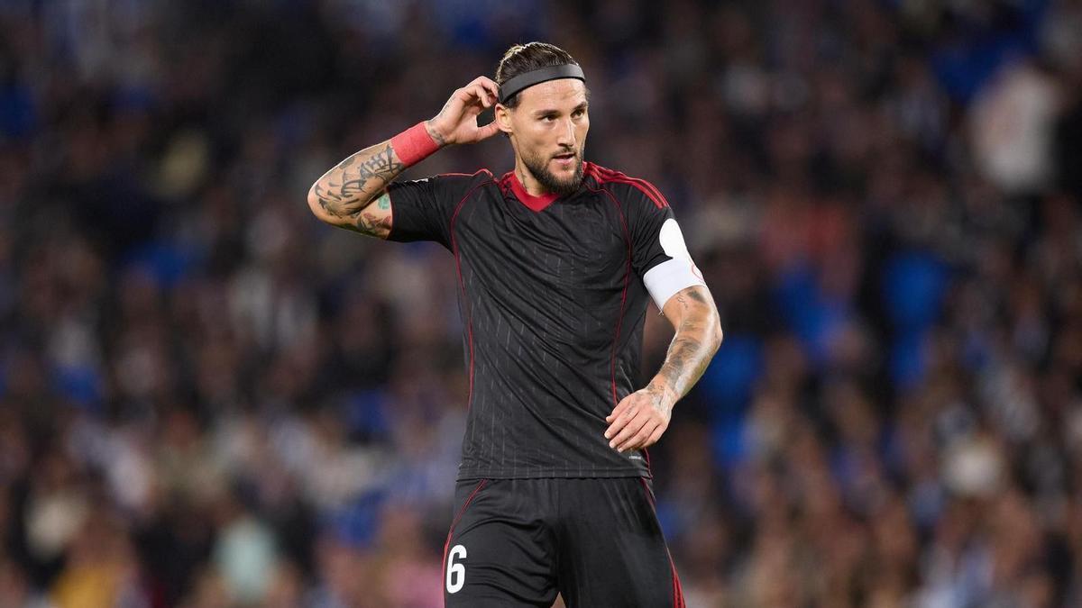 El sevillista Nemanja Gudelj usó la novedosa cinta protectora por primera vez en la Primera División española.