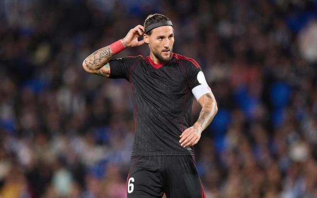 El sevillista Nemanja Gudelj usó la novedosa cinta protectora por primera vez en la Primera División española.