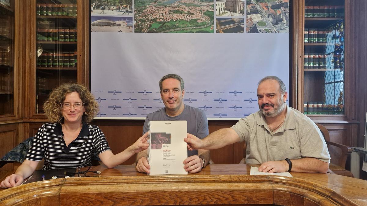 Loinaz Azurmendi, de Siadeco Ikerketa Taldea, Josu Iguiñiz, delegado de Euskera, y David Izaga, técnico del área de Euskera, en la presentación