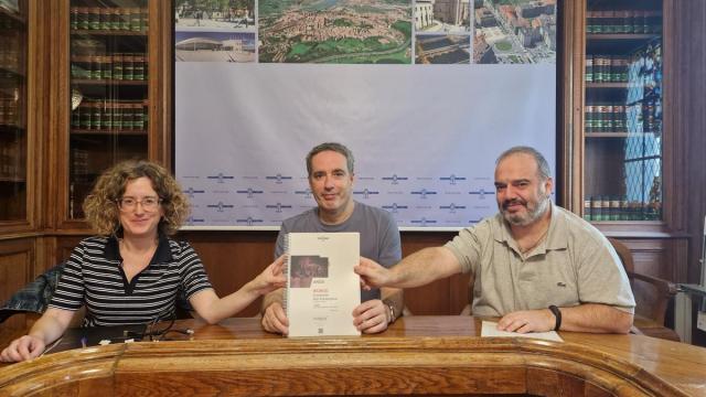 Loinaz Azurmendi, de Siadeco Ikerketa Taldea, Josu Iguiñiz, delegado de Euskera, y David Izaga, técnico del área de Euskera, en la presentación
