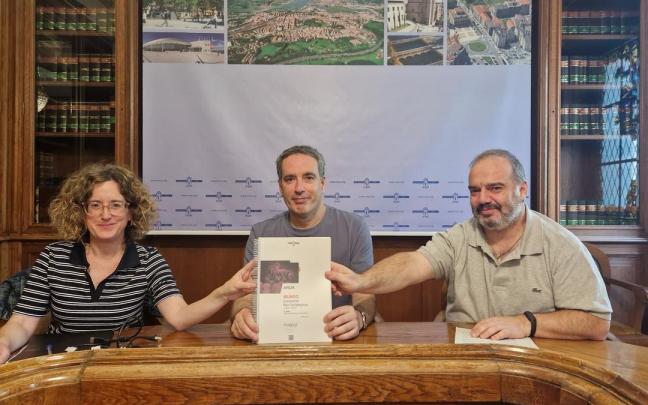 Loinaz Azurmendi, de Siadeco Ikerketa Taldea, Josu Iguiñiz, delegado de Euskera, y David Izaga, técnico del área de Euskera, en la presentación