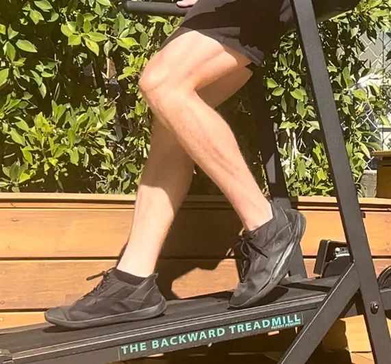 Caminar sobr euna cinta de correr puede ayudar a coger práctica y equilibrio.