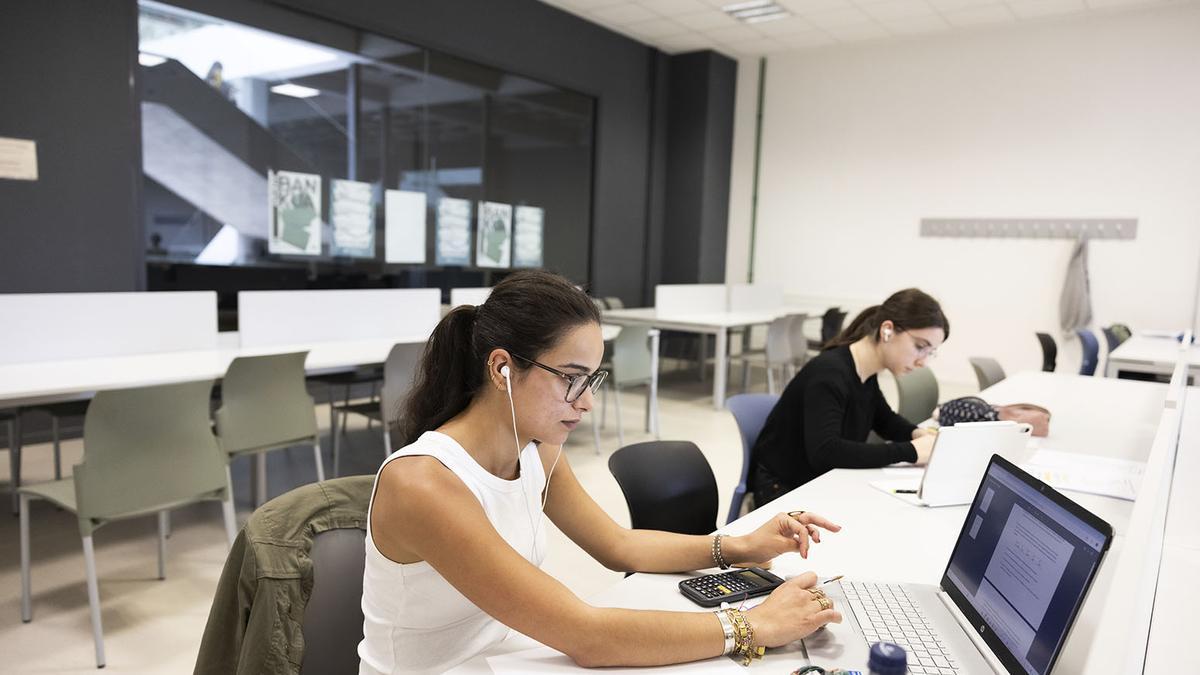 Dos jóvenes en un aula de estudio de Euskal Herriko Unibertsitatea (EHU).