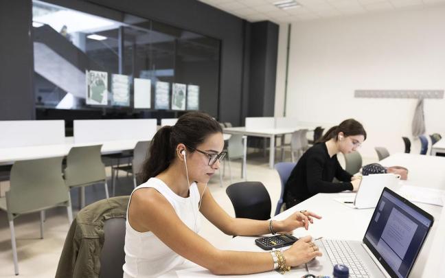 Dos jóvenes en un aula de estudio de Euskal Herriko Unibertsitatea (EHU).