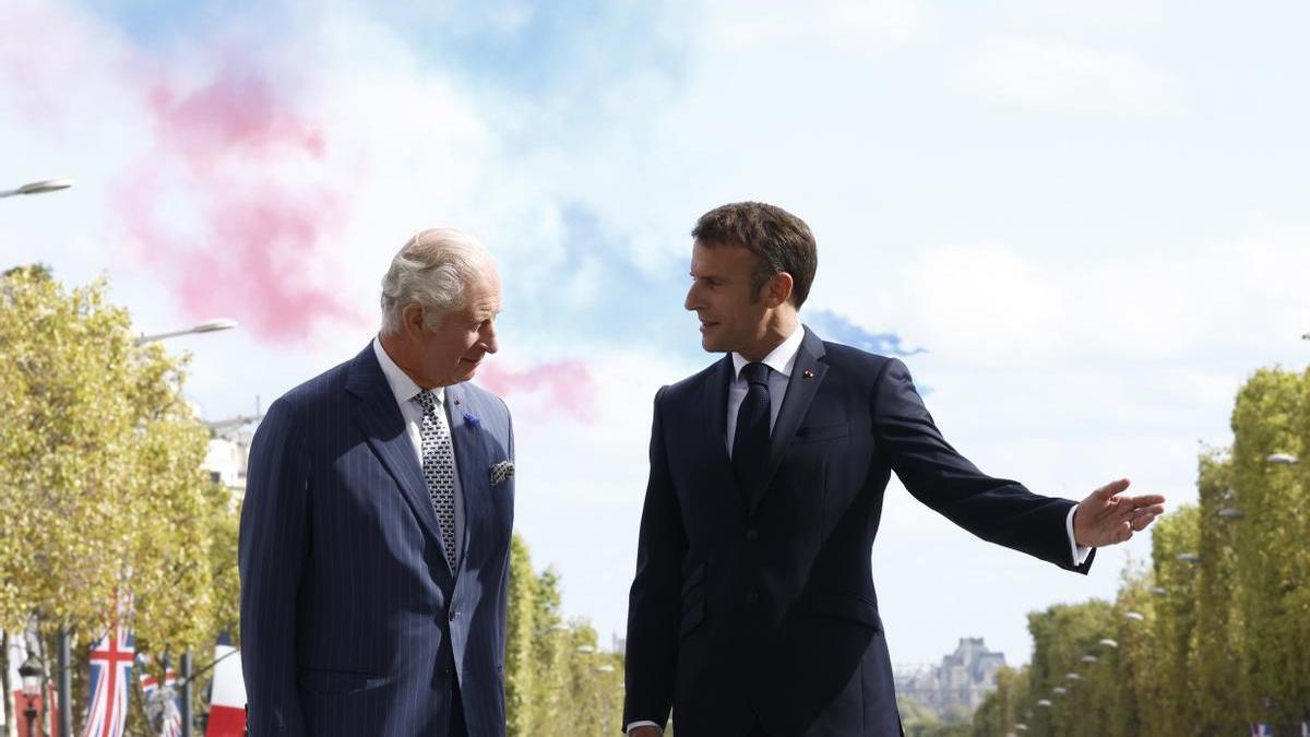 Carlos III junto a Emmanuel Macron ante el Arco de Triunfo de París.