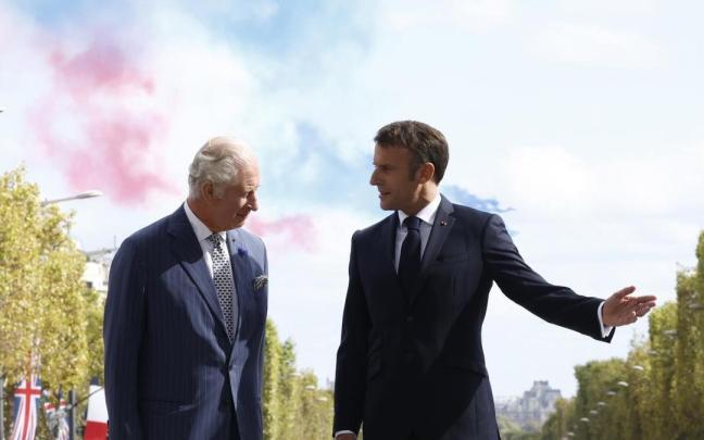 Carlos III junto a Emmanuel Macron ante el Arco de Triunfo de París. Carlos III junto a Emmanuel Macron ante el Arco de Triunfo de París.
