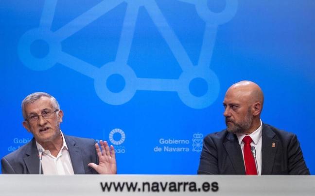 El vicepresidente primero, Félix Taberna (i), ayer como portavoz de Gobierno, puesto que no está decidido todavía. A la derecha, el consejero de Hacienda, José Luis Arasti.