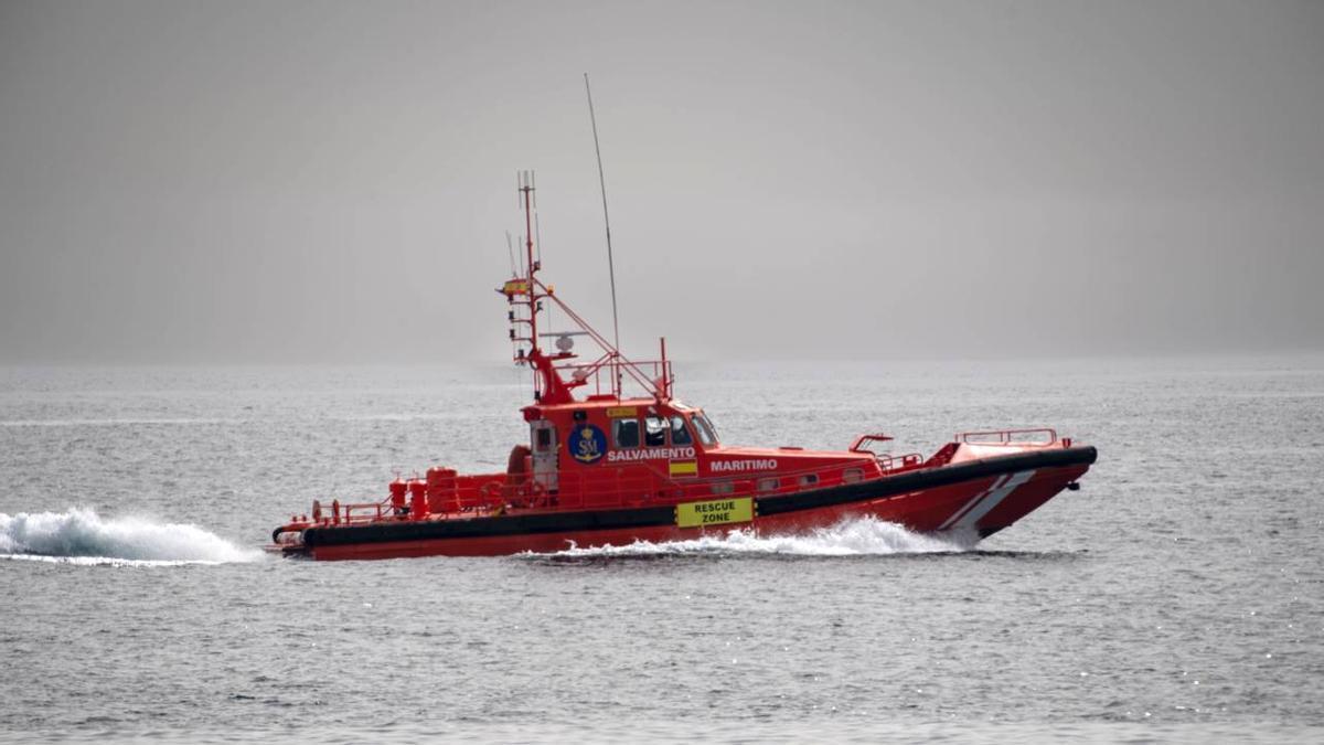 Un total de 21 migrantes marroquíes, 9 de ellos menores, llegan a nado a la costa de Ceuta