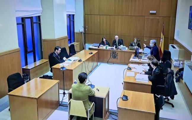 El 'estafador del amor' adurante su juicio.